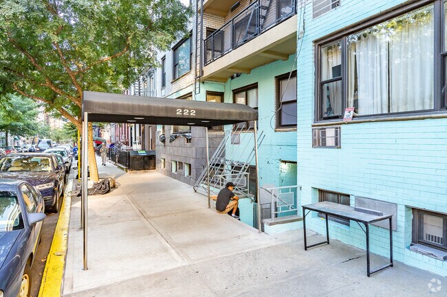 Entrada - 222 E 75th St