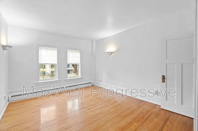 Building Photo - 9955-9114 114 St NW