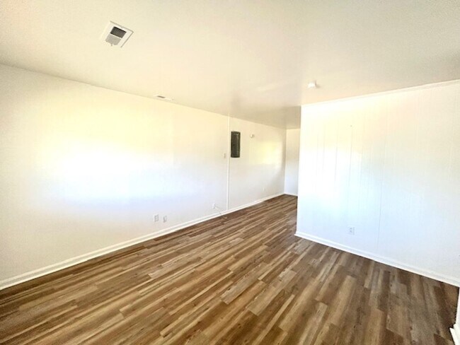 Foto del edificio - 3 BEDROOM/ 1 BATH COTTAGE WITH LARGE BACK ...