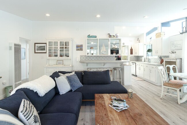 Building Photo - Quintessential Ventura Beach House | Furnished 3 Bed, 2 Bath | Pierpont Beach | Monthly Rental