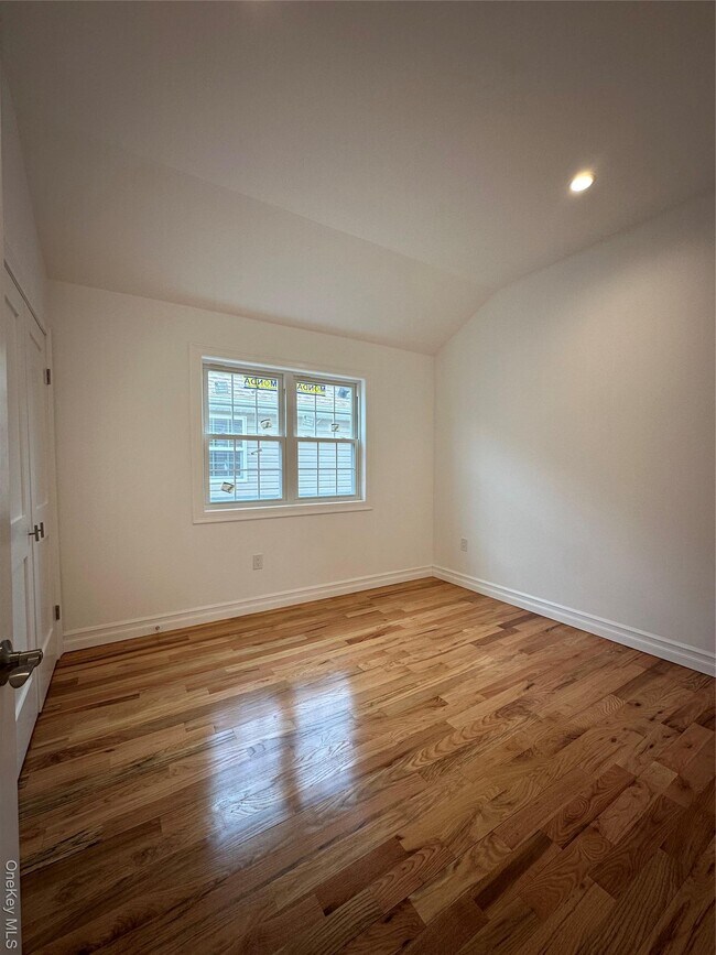 Foto del edificio - 170-16 143rd Rd