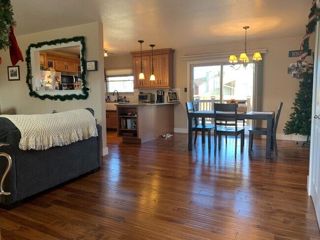 Foto del edificio - Fabulous Home on Corner Lot with Additiona...