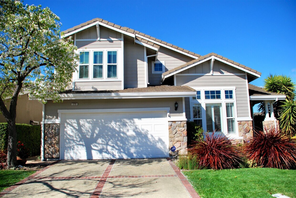 Primary Photo - Spacious 4 bedroom, 2.5 bathroom home on c...