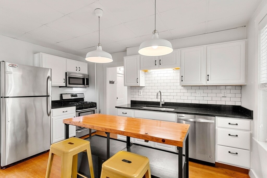 Primary Photo - 17 Merrimack St