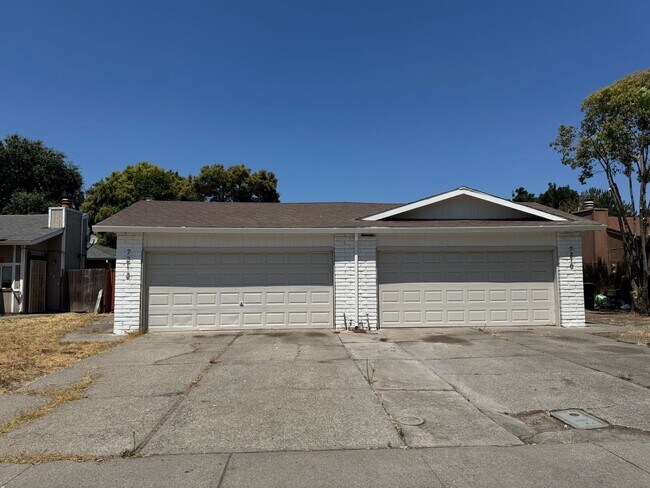 Foto del edificio - Completely Remodeled Three Bed, Two Bath D...
