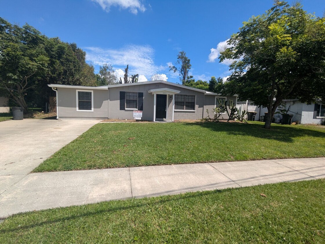 Foto principal - Now Available! Large 3bd, 1.5 bath with ea...