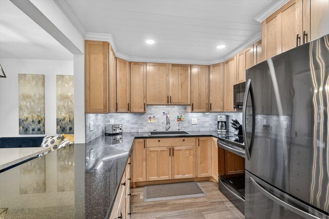 Building Photo - 1502 S Lakeside Dr