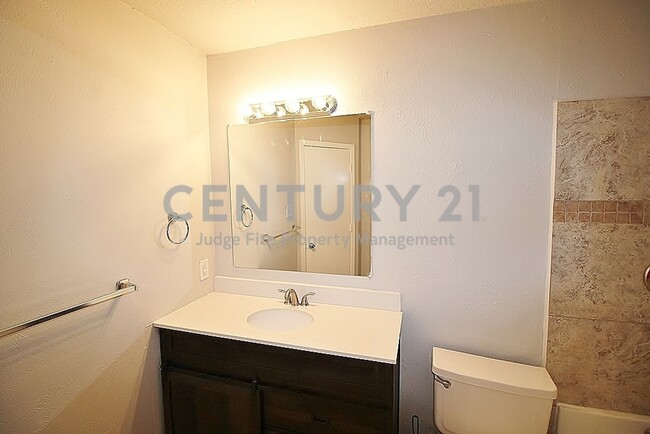 Foto del edificio - Cute & Clean 2-Story 2/1.5 Townhome in Gar...