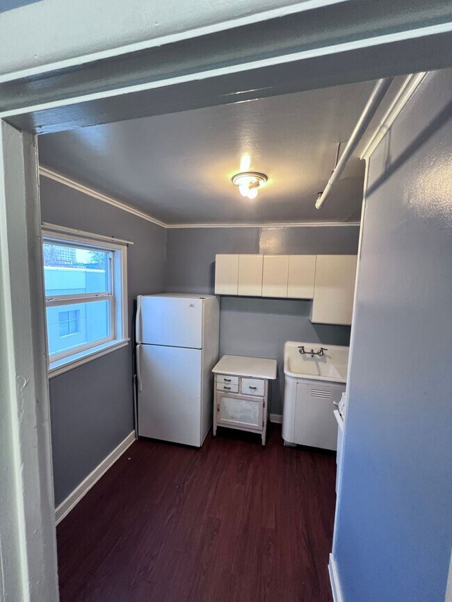 Building Photo - 4th Ave 609-SF