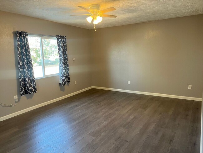 Foto del edificio - 27763 Crestview Rd
