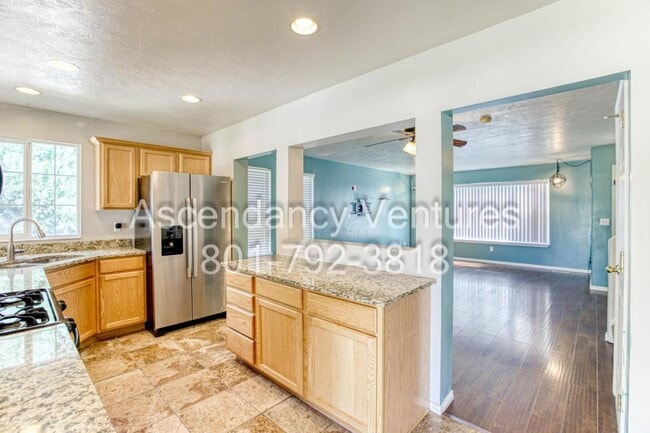 Building Photo - 1483 N Clemente Wy