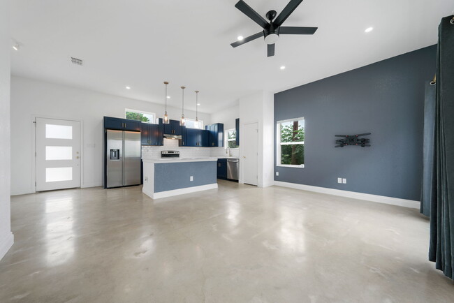 Building Photo - 827 S Palmetto Ave