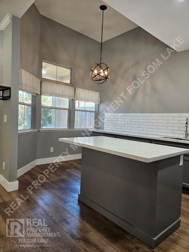 Foto del edificio - Well Maintained Folsom Home with RV Parkin...