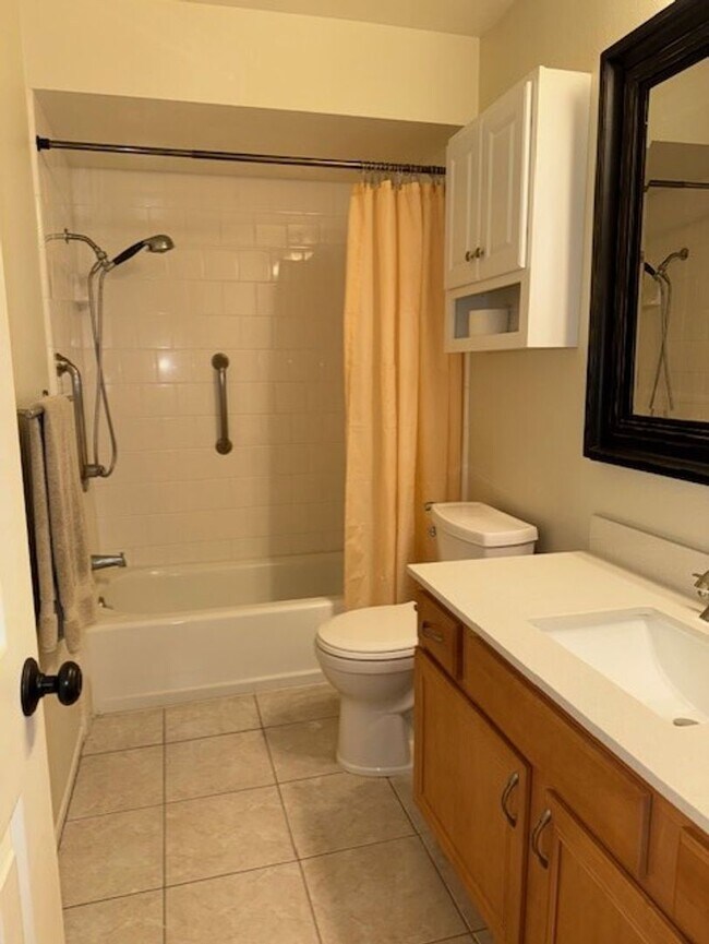 Foto del edificio - Top floor, 1 Bedroom, 1 Bath Condo in Ston...