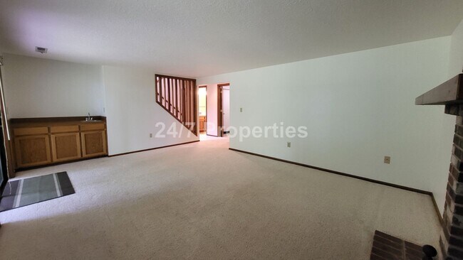 Foto del edificio - Beautiful 4 BD | 2.5 BA w/ Large Deck and ...