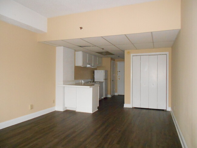 Building Photo - Studio Apartment in Downtown Athens - Step...