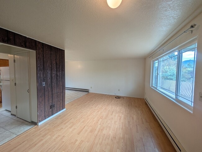 Building Photo - 84 SE Grape Ave