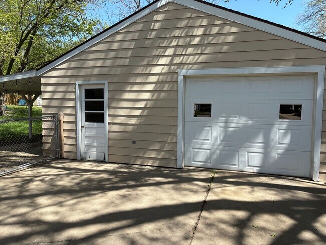 Foto del edificio - 3 bedroom 1 bathroom house for rent