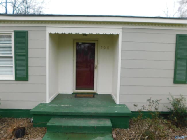 Building Photo - 508 Forrest Cir NE