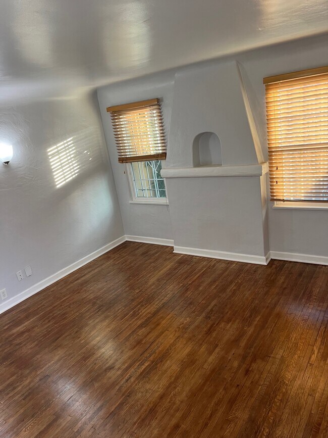 Building Photo - 2912 S Mansfield Ave