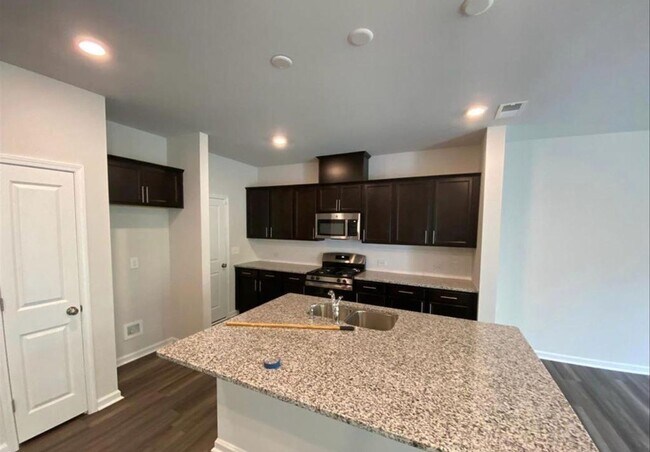Building Photo - FANTASTIC 2 STORY TOWNHOUSE!!