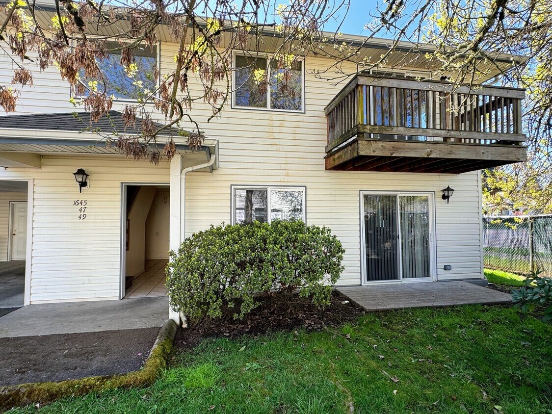 2 Bedroom Tri-plex in River Rd Neighborhood - 2 Bedroom Tri-plex in River Rd Neighborhood