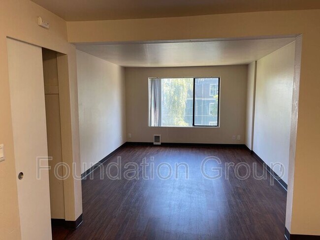 Building Photo - 321 10th Ave