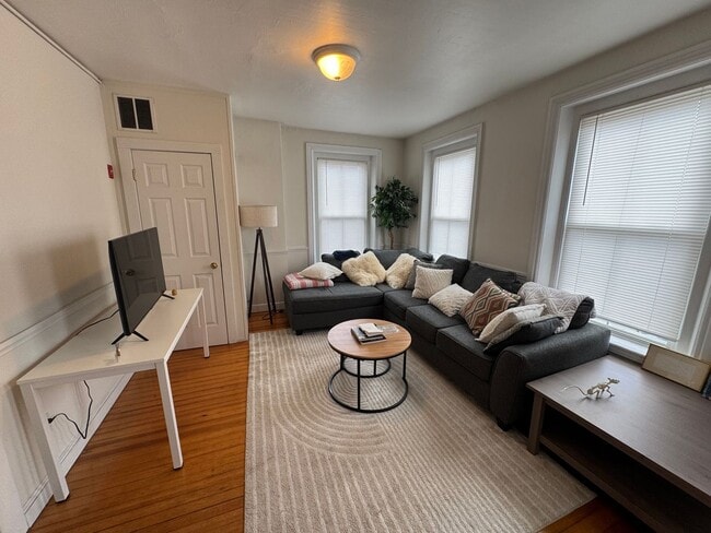 Building Photo - Downtown Amesbury 1 Bedroom Rental - Available September 1st
