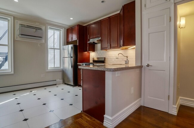 View towards kitchen from the living room - 603 Bloomfield St