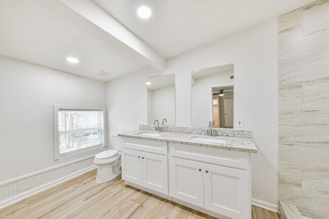 Building Photo - 706 Azalea St