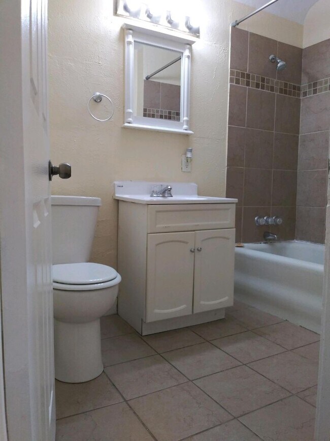 Foto del edificio - 3 Bedroom House, 1 Bed Downstairs, 2 Bed a...