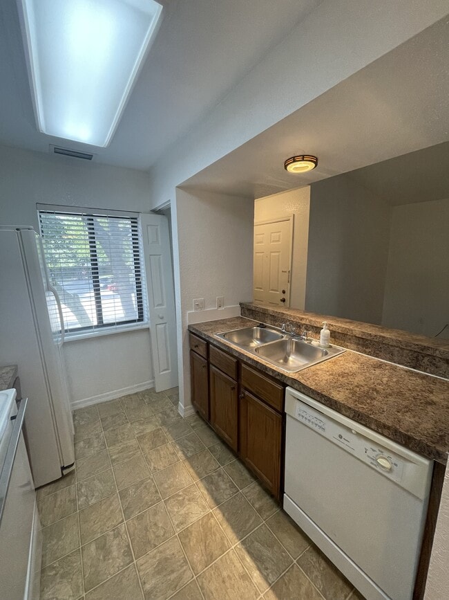 Building Photo - 226 Riverbend Dr