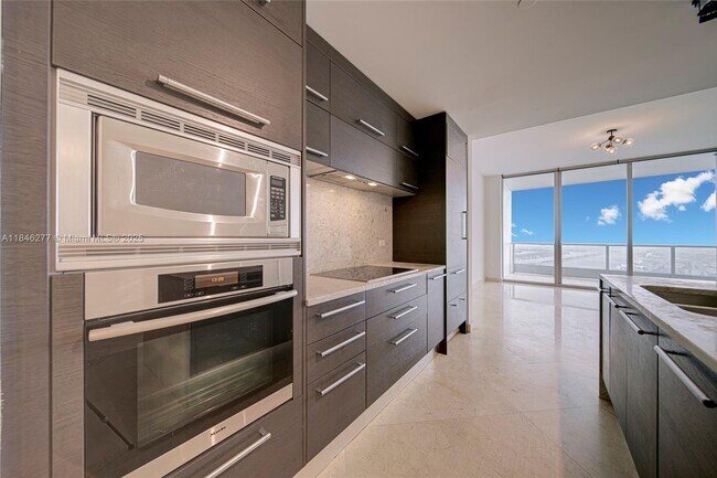 Building Photo - 900 Biscayne Blvd