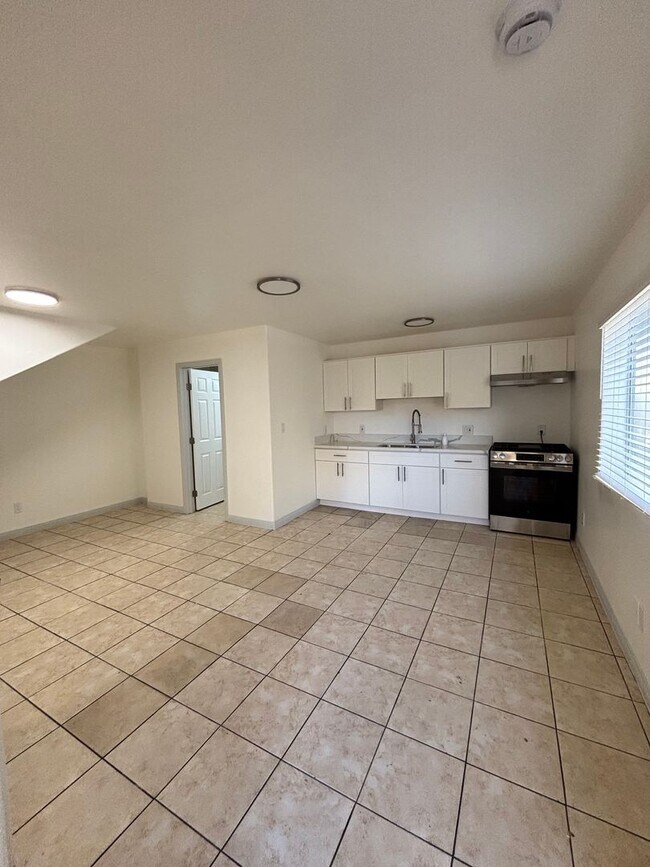 Foto del edificio - Beautiful Newly Renovated 1 Bedroom in Lon...
