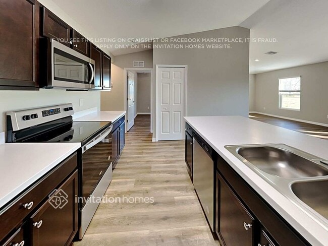 Foto del edificio - 16085 Overdale Ct