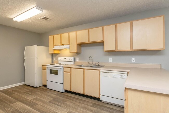 Building Photo - Hallmark at the Park