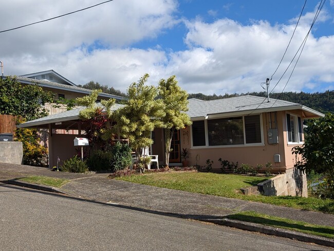 Ocean view upstairs 3 bed 2 bath 2 parking duplex near Likelike Hwy - Ocean view upstairs 3 bed 2 bath 2 parking duplex near Likelike Hwy House