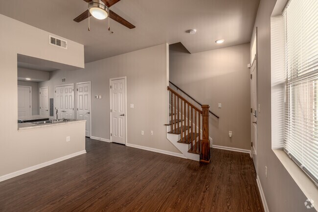 2 habitaciones, 1,5 baños - 994 pies cuadrados - Sala de estar - River West Apartments