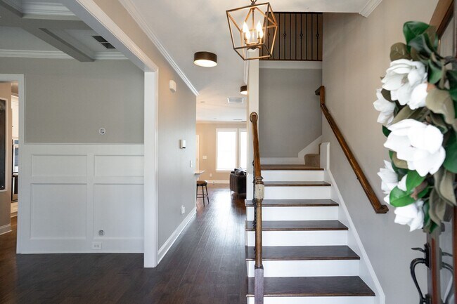 Building Photo - 657 Tree Top Trl