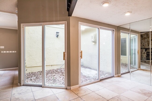 Foto del edificio - 3/2 Palm Harbor Townhouse AVAILABLE NOW!