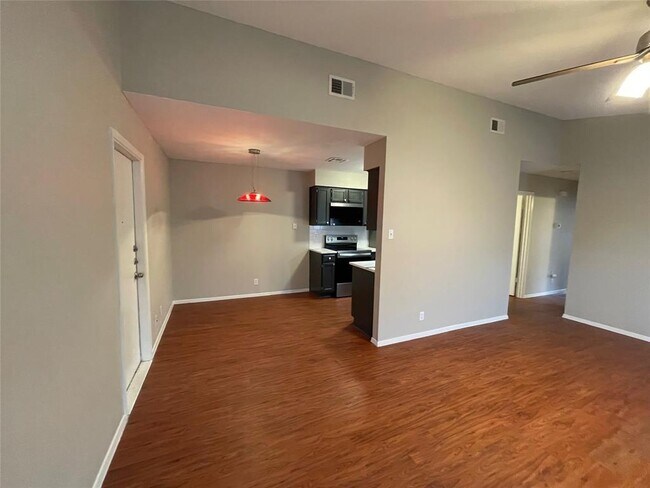 Foto del edificio - 7214 Lilac Ln