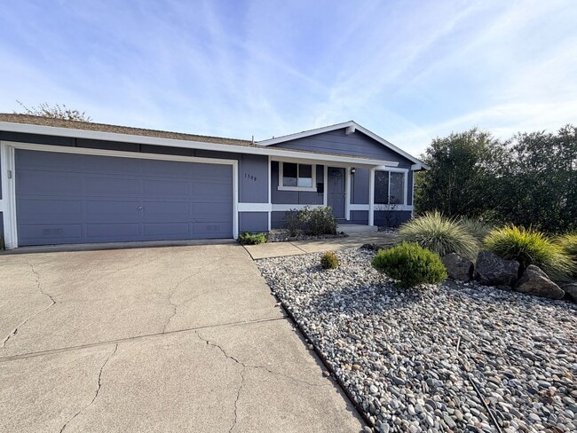 Foto del edificio - Charming Petaluma Home with Expansive Backyard