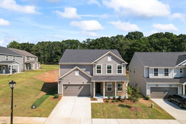 Foto del edificio - 5 Bed + 3 Bath Single Family Home in Charl...