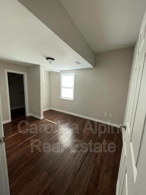 Building Photo - 406 Baker St