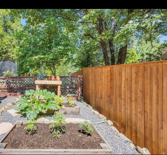 Foto del edificio - 22689 Cedar Pines Ave