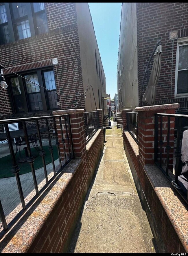 Foto del edificio - 24-33-33 Crescent St