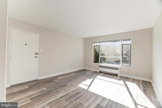 Foto del edificio - 10413 Montrose Ave