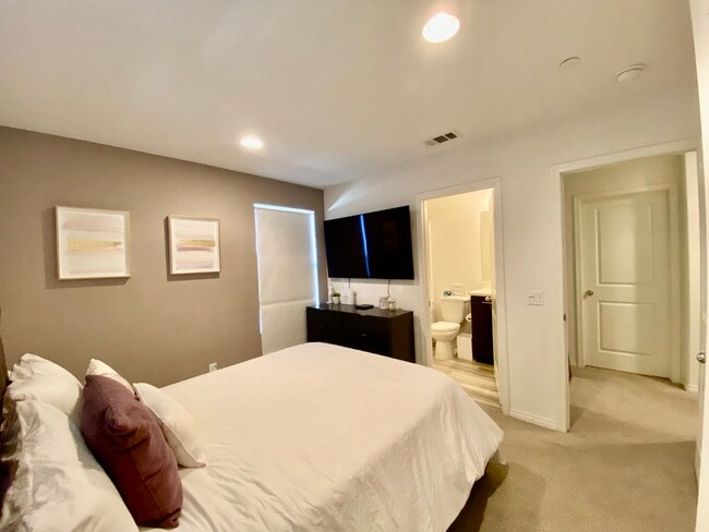 Guest bedroom with ensuite bathroom - 1135 Calle Montana