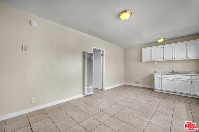 Building Photo - 522 E Kelso St