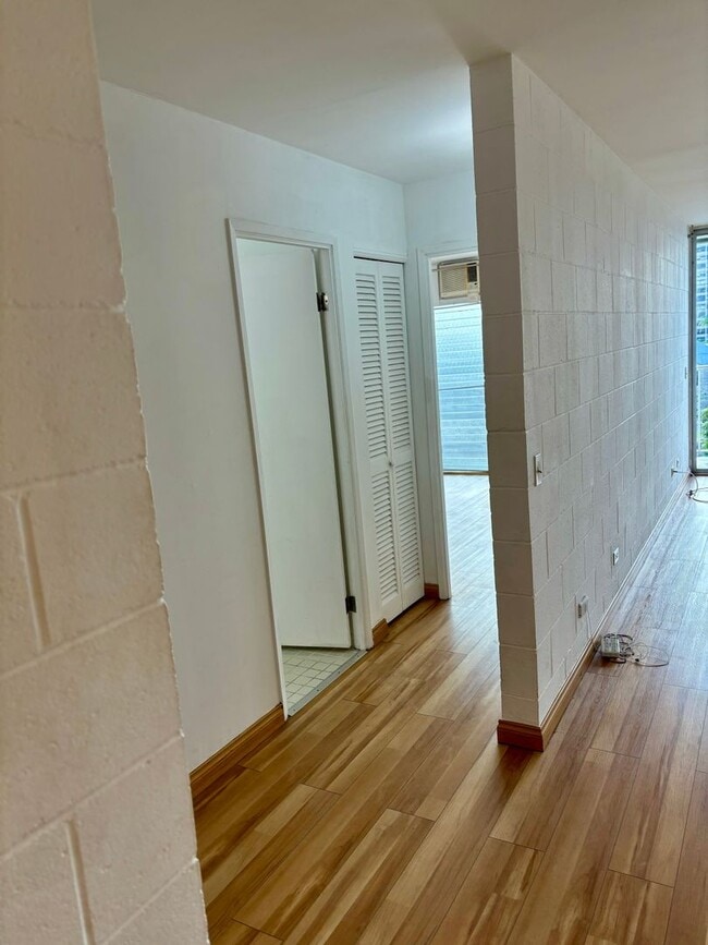 Building Photo - Unfurnished 2 bd, 1 bath 4 floor walk-up w...